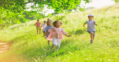 kids-children-running-meadow-summertime Kopie